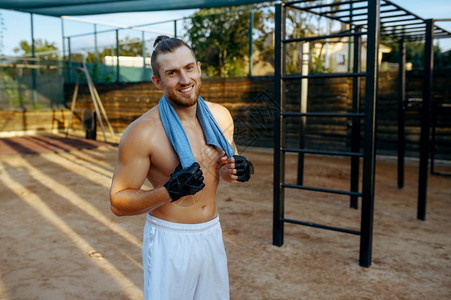 夏季运动场健身培训男抽泵肌肉城市积极生活方式男抽筋街头锻炼图片