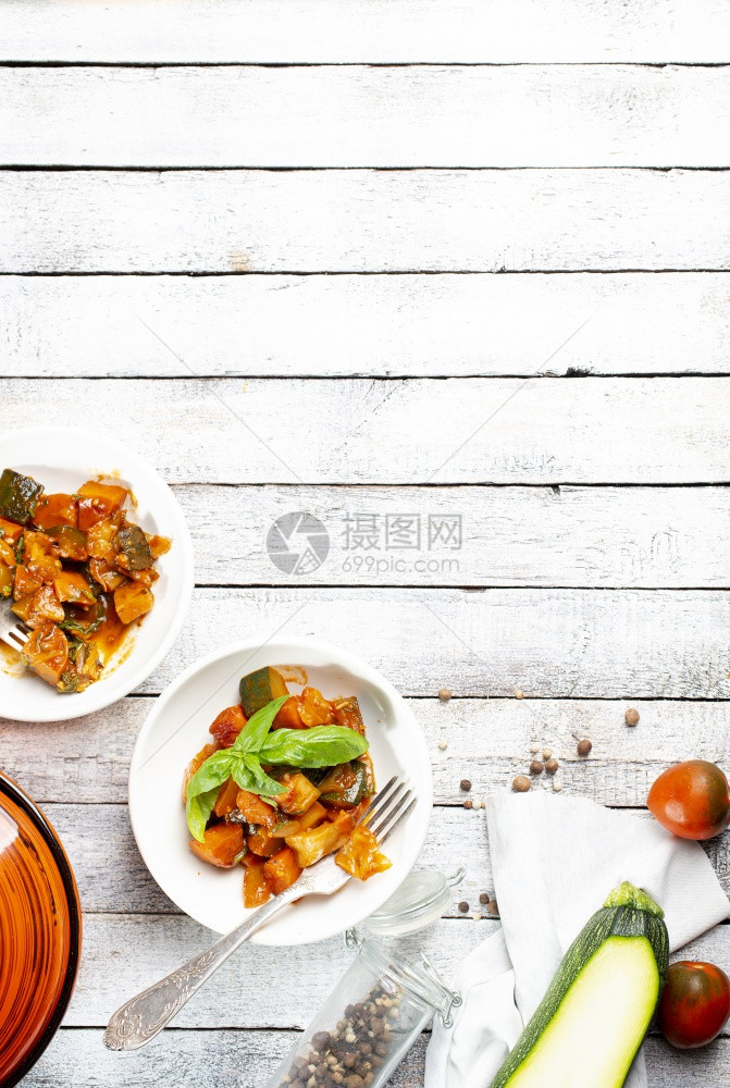 炒蔬菜胡萝卜洋葱和蔬菜在餐馆做饭图片