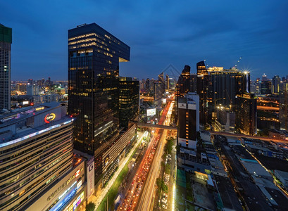 泰国曼谷市中心的空中夜间景色图片