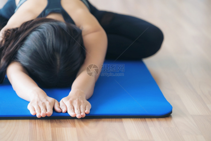 练瑜伽的女子在健身房摆姿势近视健康的生活方式和健康的概念图片