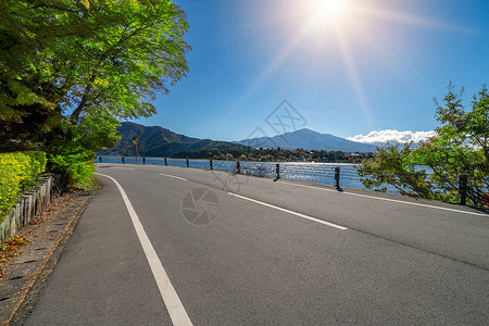 美丽的路景有湖泊和山地景观背旅行交通公路旅行和自由的概念图片