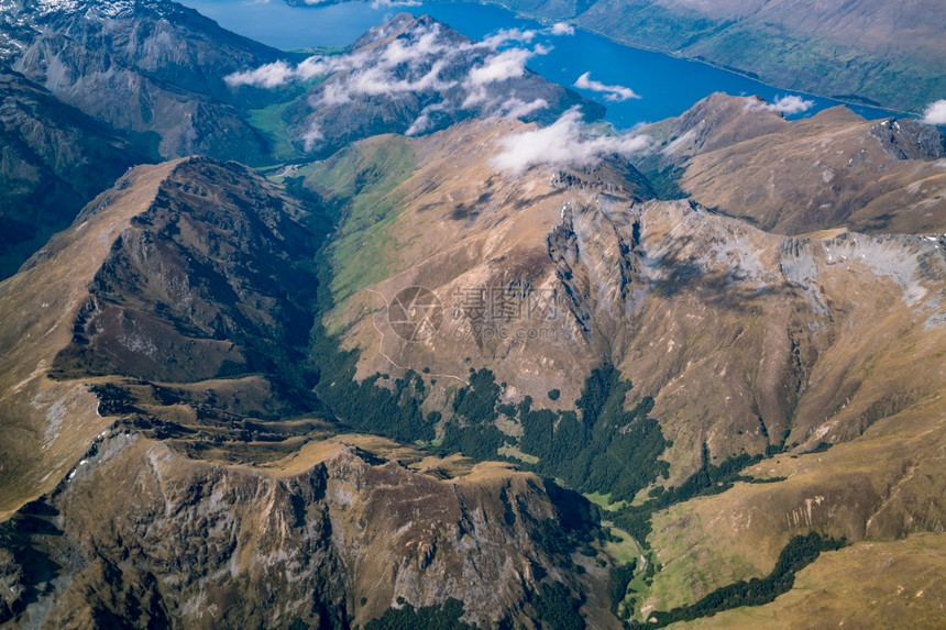 飞机在新西兰皇后区附近山上飞行的全景图图片