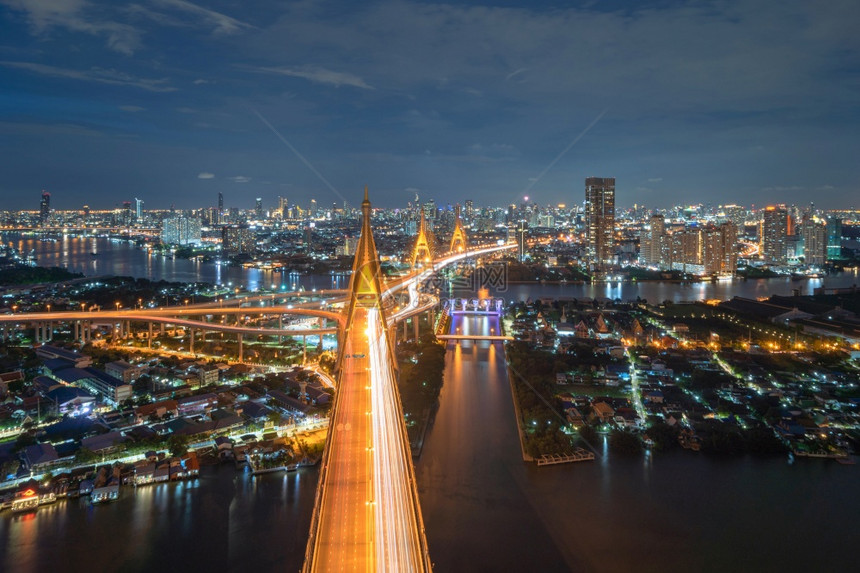 BhumibolBridge和ChaoPhraya河的空中景象在曼谷城市的悬浮建筑结构中晚上在泰国市区图片