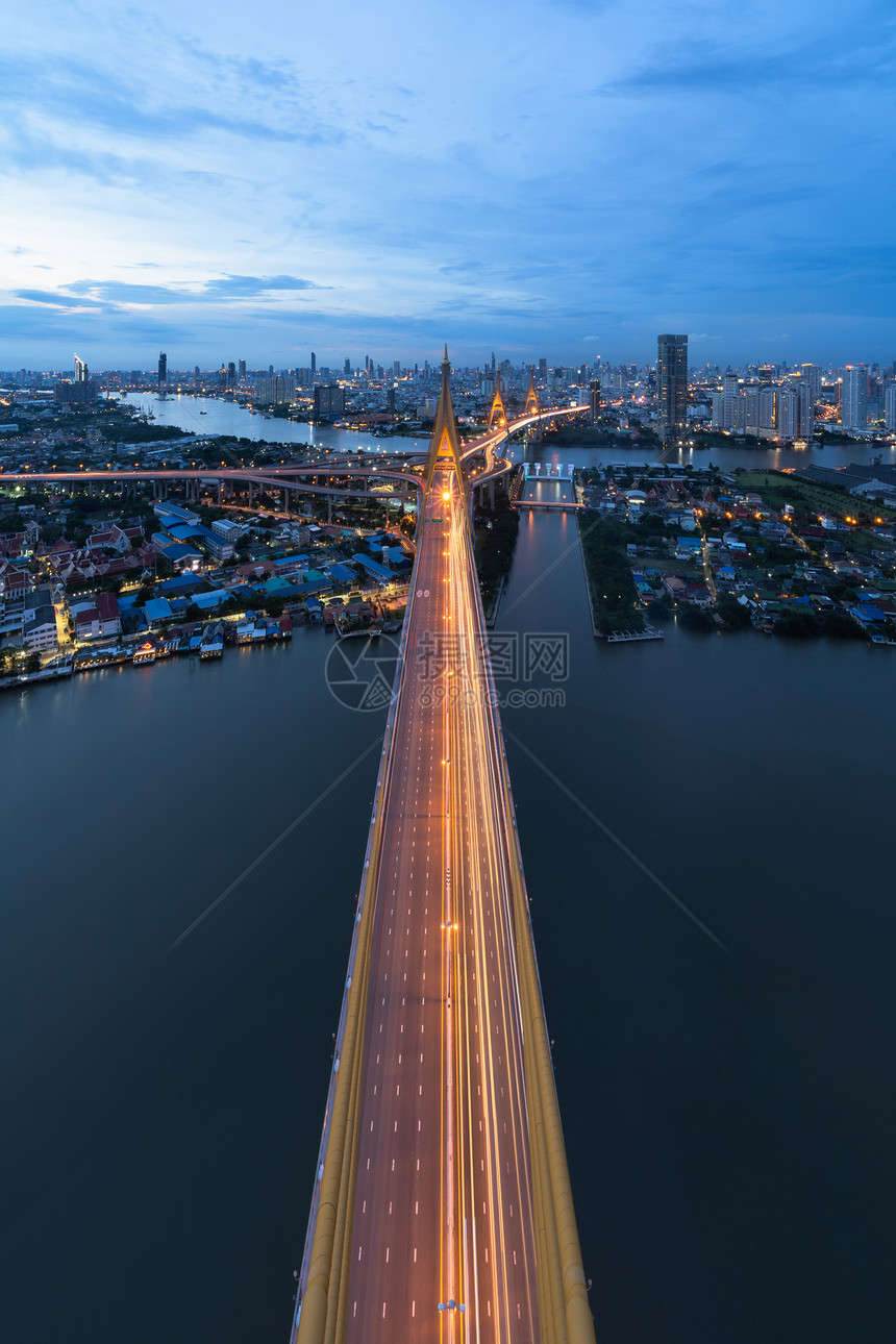 BhumibolBridge和ChaoPhraya河的空中景象在曼谷城市的悬浮建筑结构中晚上在泰国市区图片