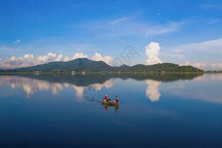 皮丘拉湖BangPraReservoir大坝内有船的渔民公园内有河流湖山谷丘位于泰国Chonburi的SriRacha山谷自然景观背背景