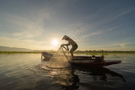 时间网在自然湖或河流捕捉淡水鱼早上在泰国亚洲反射背景