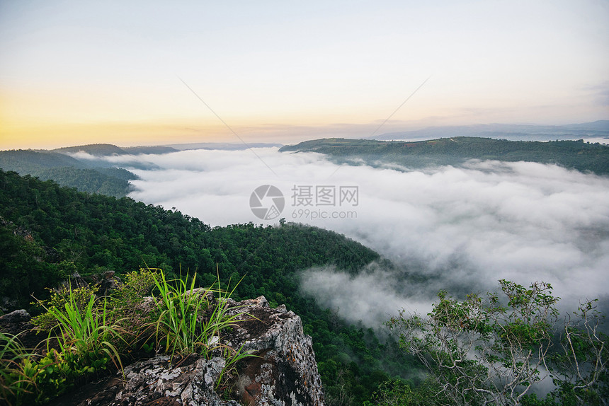 泰国亚洲山谷美丽天空中的福吉晨雾图片