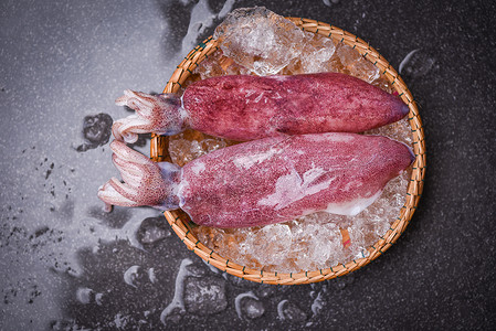 在篮子海产食品市场上冰冻的块生鱿鱼新鲜章或熟食沙拉餐厅的叉鱼图片