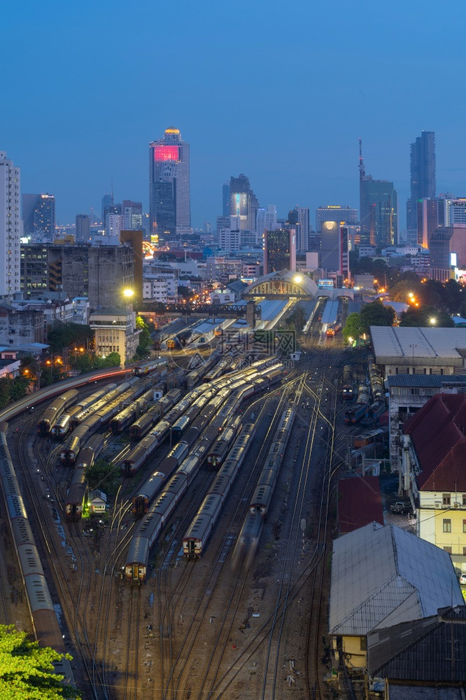 泰国首都曼谷市的华蓝红终点站铁路上泰国当地老旧经典列车或电的空中景象图片