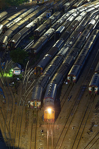 泰国首都曼谷市的华蓝红终点站铁路上泰国当地老旧经典列车或电的空中景象背景图片
