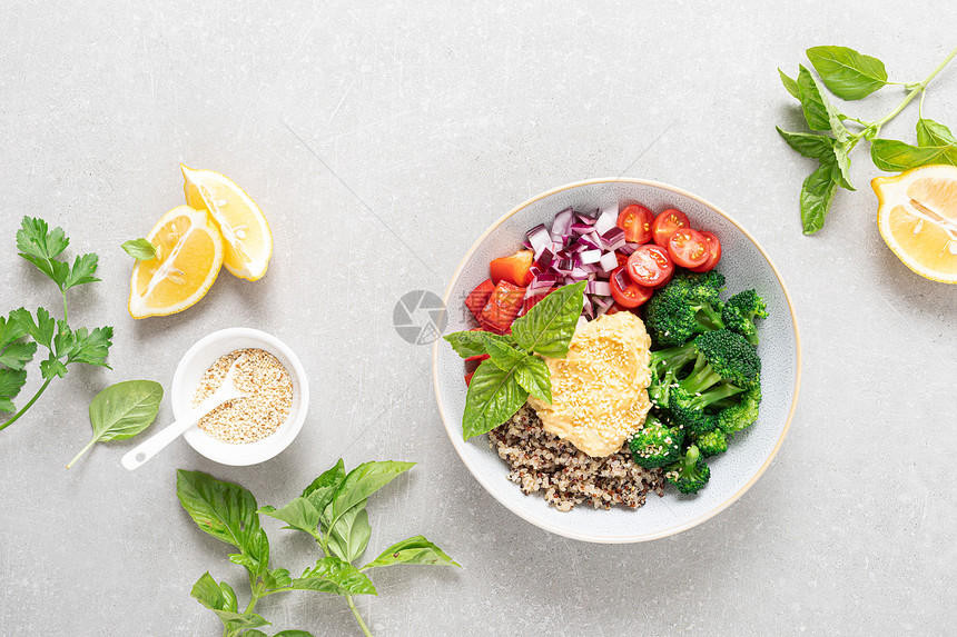 配有quinoa蔬菜和hummus健康食品概念的蔬菜佛碗图片