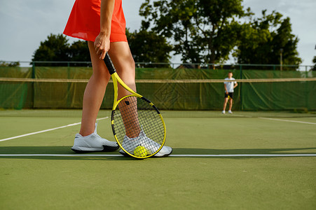 积极的健康生活方式人们玩运动游戏健身训练用斗篷网球运动员在户外法庭上玩电击游戏背景图片