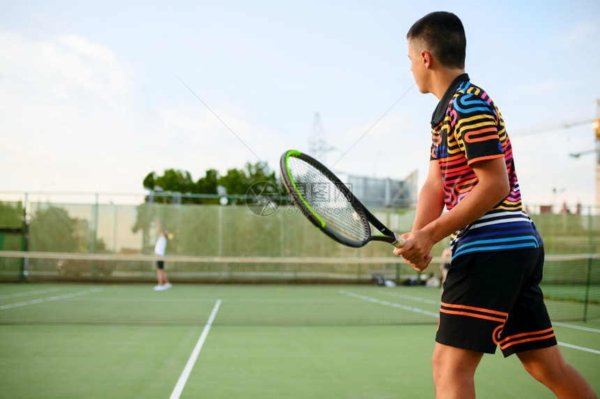 积极健康的生活方式人们玩运动游戏健身运动网球员户外法庭培训图片