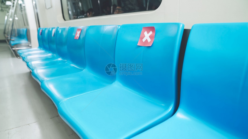 公共地下铁的座位上有社会迷惑标志以保持一个座位距离保护新冠19或新冠的传播图片