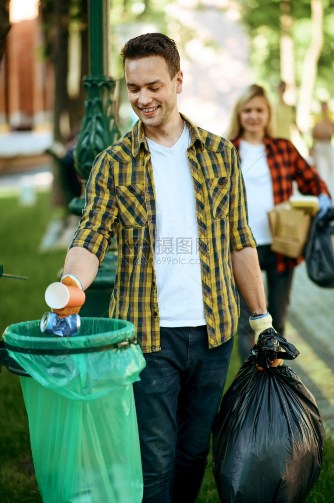 男清洁森林生态恢复活方式垃圾收集和回生态护理环境清洁图片