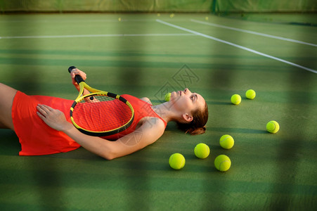 活跃的健康生方式体育比赛健身训练疲劳的女网球运动员就躺在法庭上图片