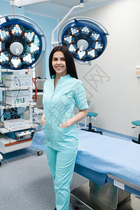 女外科医生在手术台背景灯外科穿制服医生疗诊所工作人员医药和保健院专业图片