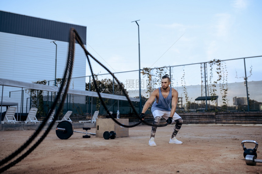 在户外运动场进行健身训练男抽泵肌肉积极的城市生活方式图片