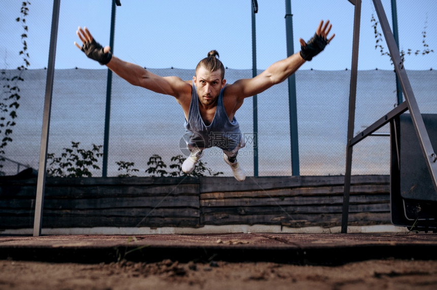 运动室户外场健身训练男抽泵肌肉积极的城市生活方式运动者做跳图片