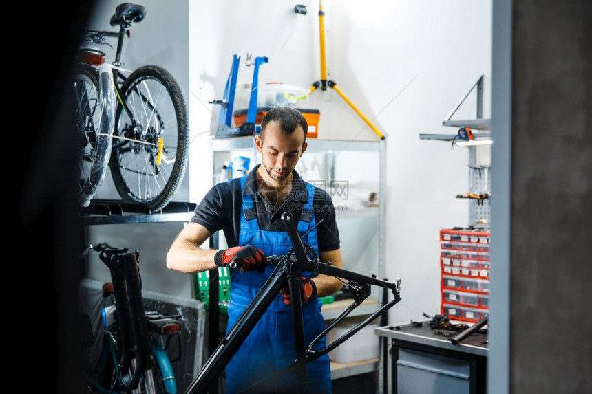 修理车间的自行修理机械自行车图片