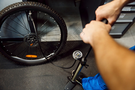 自行车充气工场自行车组装人充气轮穿制服修机械师职业自行车修理服务间自行组装背景