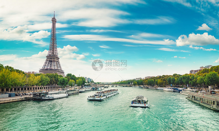 每天在巴黎和埃菲尔铁塔的塞纳图片