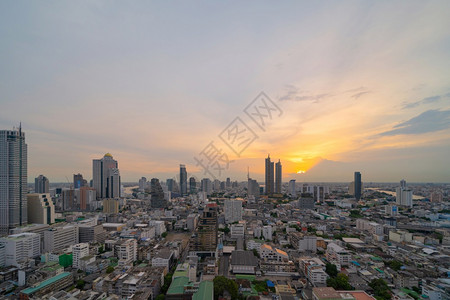 泰国亚洲智能城市金融区和商业中心日落时天梯和高楼大图片