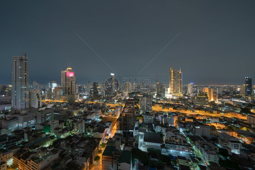 泰国亚洲智能城市金融区和商业中心夜幕天梯和高楼大图片