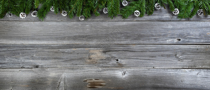 快乐和新年的概念与松锥装饰里面的松木板图片