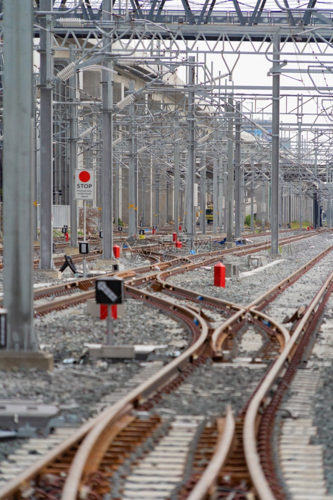 在城市终点站用电线杆塔和缆进行铁路火车或电培训采用公共交通能源电动技术和工业概念图片