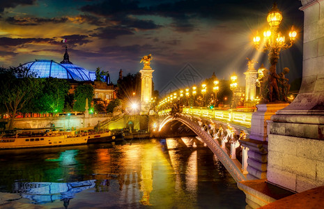 日落时在巴黎亚历山大三世桥图片