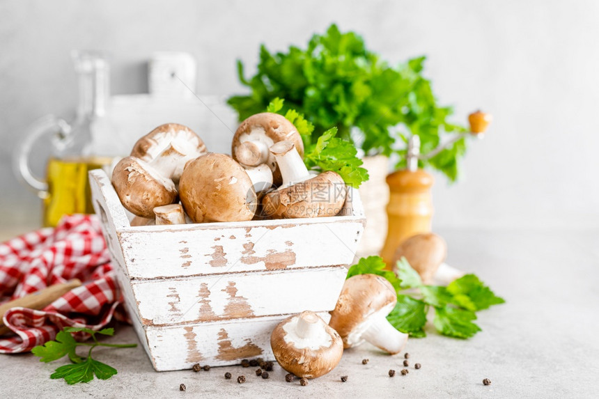 白色背景的原蘑菇新鲜香烹饪新鲜的香肠图片