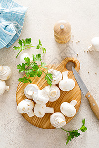 新鲜白冠状蘑菇图片