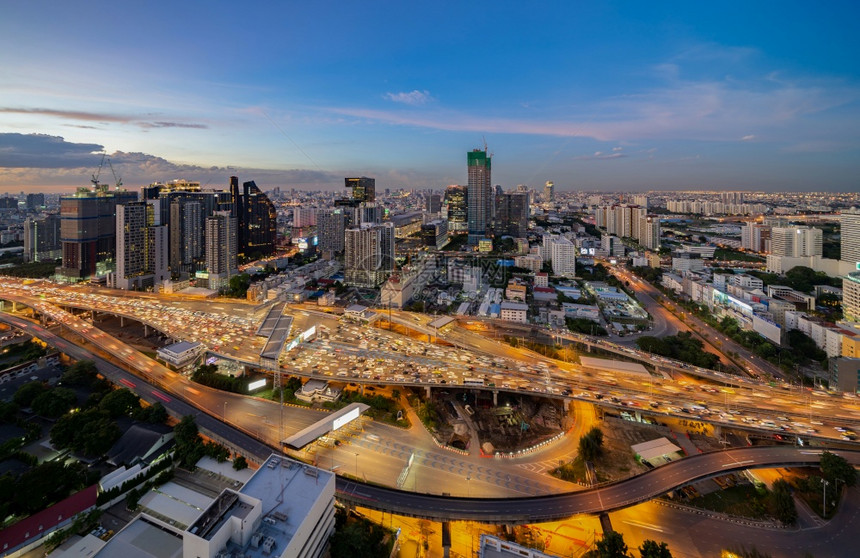 在泰国曼谷的高速公路交通高峰时的空中视图图片