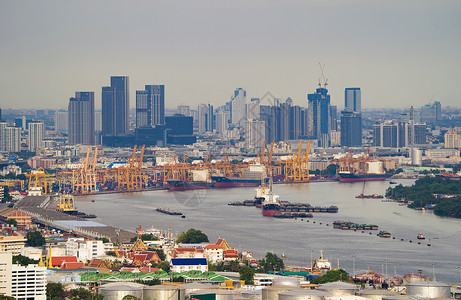 泰国曼谷港起重机将集装箱货运船往港口图片