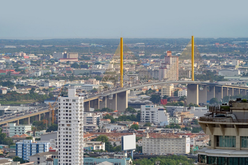 BhumibolBridge和ChaoPhraya河的空中景象图片