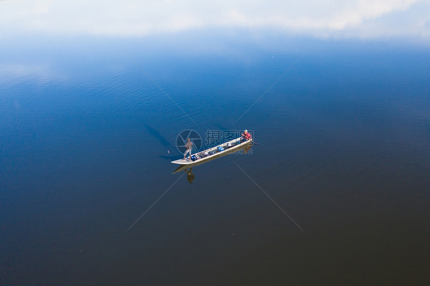 船上的渔民在自然湖或河流捕鱼和捉淡水图片