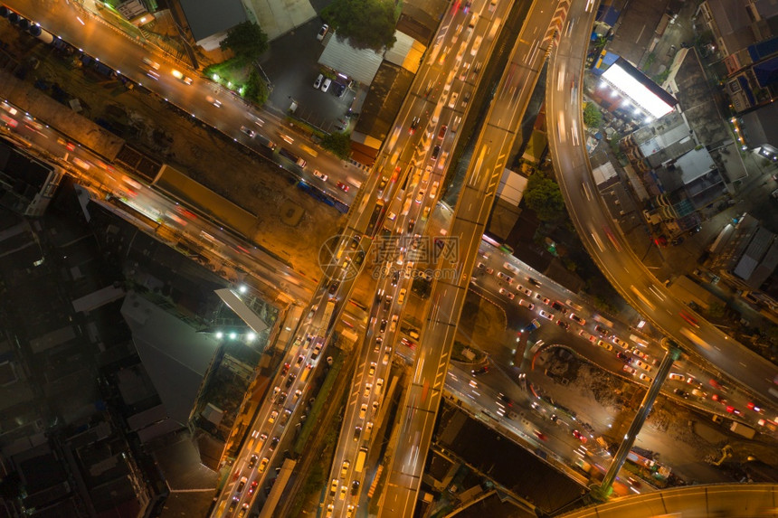 高速公路交界处的空中景象图片