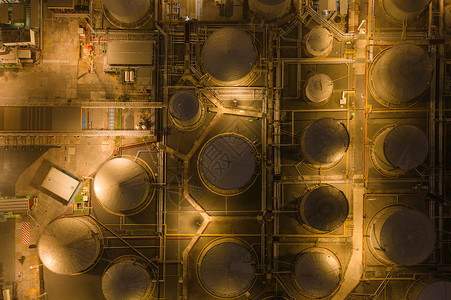 泰国曼谷市邦纳区夜间工业程概念中石油化工炼厂和海洋的空中观察工业油气罐管道现代金属工厂背景图片