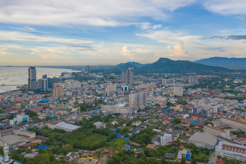 SriRacha区有海的住宅建筑空中观察泰国Chonburi天线亚洲城市建筑景观背图片