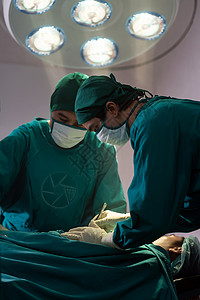 外科医生和从事手术的护士在室或与其团队一起住院图片
