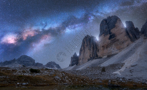 高山星山上的银河夏天晚上在山美丽的风景高山蓝色的天空有奶明亮星高岩TreCime在意大利多洛米特太空和银河系旅行背景
