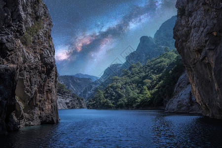 山峡河谷中的美丽星空图片