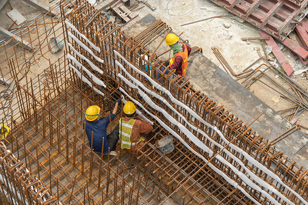 顶部混凝土建筑工地人与起重机和挖土一起工作的繁忙业空中景象背景