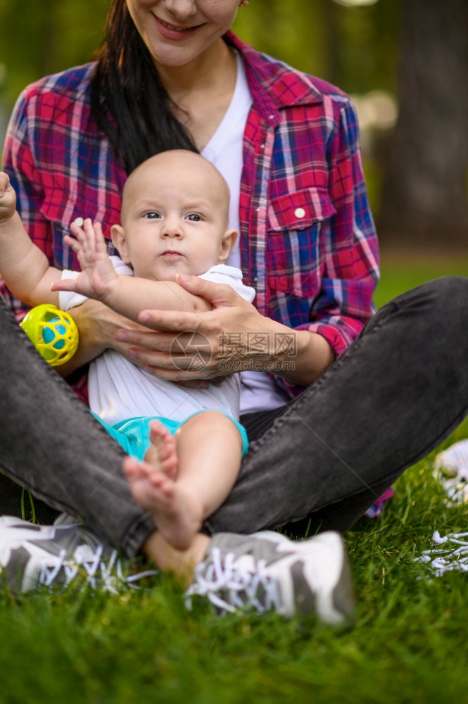 妈和小宝在夏天公园的草地上和男孩在草坪上和子在森林里野餐家庭幸福母亲和她的小宝在公园草地上图片