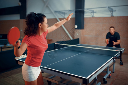 正在打乒乓球的情侣图片