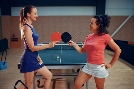 女拥有乒乓球场桌运动员室内桌球朋友玩运动积极健康的生活方式桌球手图片
