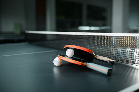 冠军地位网闭式的乒乓球和没有人网概念室内桌运动游戏机积极的健康生活方式乒乓球网闭式的乒乓球和背景