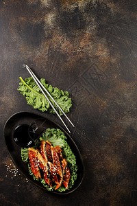 茨城日本烤鳗鱼配有芝麻和黄酱背景