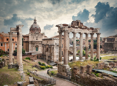 在恶劣天气下罗马论坛的寺庙和废墟图片